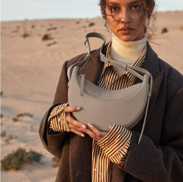 designer bag fashion elegant women's handbag leather material under the armpits adjustable shoulder straps fashion niche one shoulder s
designer bag fashion elegant women's handbag leather material under the armpits adjustable shoulder straps fashion niche one shoulder s