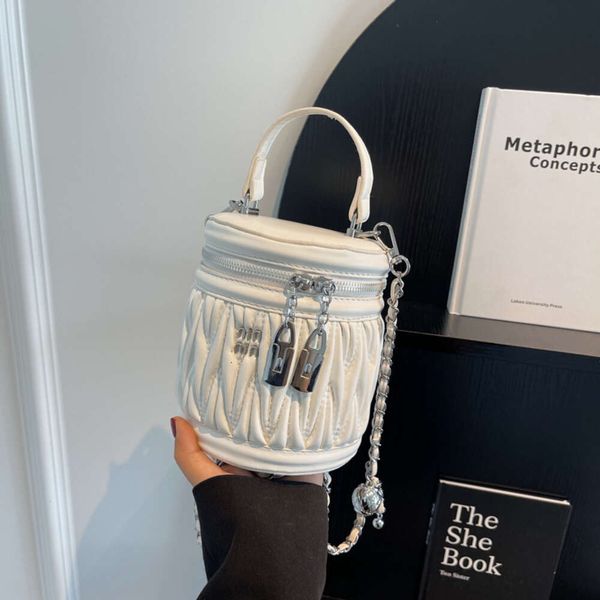 designer bags popular embroidery thread design bag women's bag chain crossbody bag portable bucket bag mui mui bag q910
designer bags popular embroidery thread design bag women's bag chain crossbody bag portable bucket bag mui mui bag q910