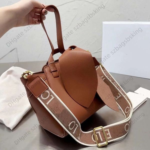 7a designer bag lowe shoulder handbag women's leather large rabbit ears handheld tote bag luxury embroidery broadband crossbody bag
7a designer bag lowe shoulder handbag women's leather large rabbit ears handheld tote bag luxury embroidery broadband crossbody bag