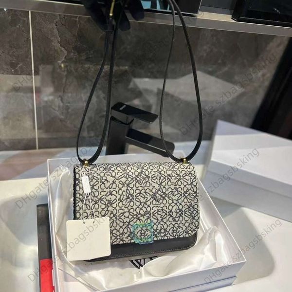 high-end designer bag shoulder handbag women's leather clamshell vintage wallet classic embroidery square luxury crossbody bag size 23c
high-end designer bag shoulder handbag women's leather clamshell vintage wallet classic embroidery square luxury crossbody bag size 23c
