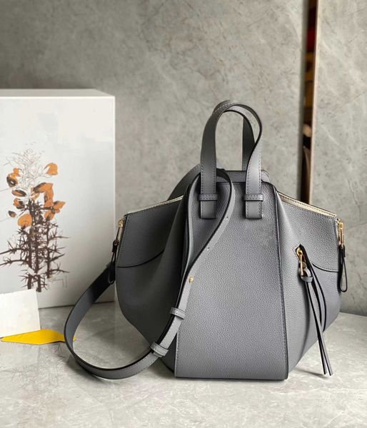 designer luxury handbags loew's bags new original cowhide handheld single shoulder oblique splice tote women's bag vegetable baske
designer luxury handbags loew's bags new original cowhide handheld single shoulder oblique splice tote women's bag vegetable baske