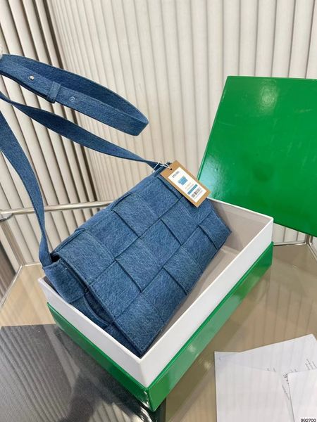 2023 new denim woven tote bag popular denim fabric versatile luxury card messenger bag design genuine shoulder strap wallet mobile phone bag
2023 new denim woven tote bag popular denim fabric versatile luxury card messenger bag design genuine shoulder strap wallet mobile phone bag