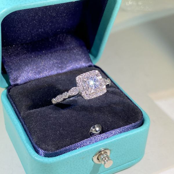 

Luxury Crystal Diamond Shining Designer Rings for Women Girls 925 Silver Bling Stone Elegant Charm Wedding Band Ring Jewelry