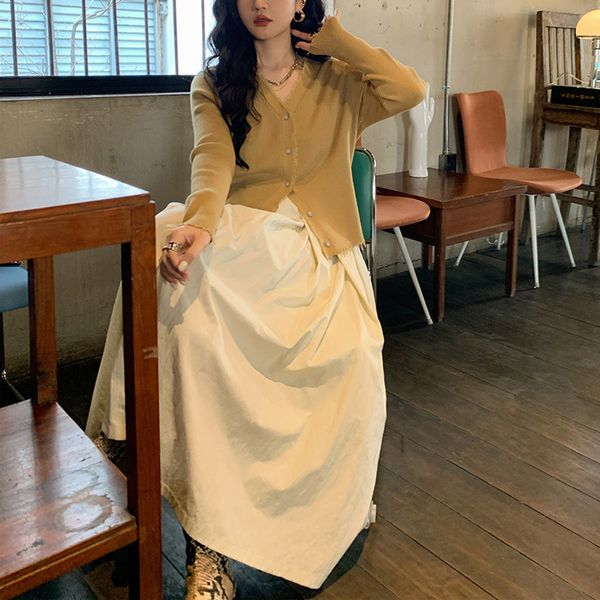 xiaoren yi short v-neck knitted cardigan coat womens thin long sleeve spring and autumn gentle and comfortable sun protection top, Black;brown
xiaoren yi short v-neck knitted cardigan coat womens thin long sleeve spring and autumn gentle and comfortable sun protection top, Black;brown