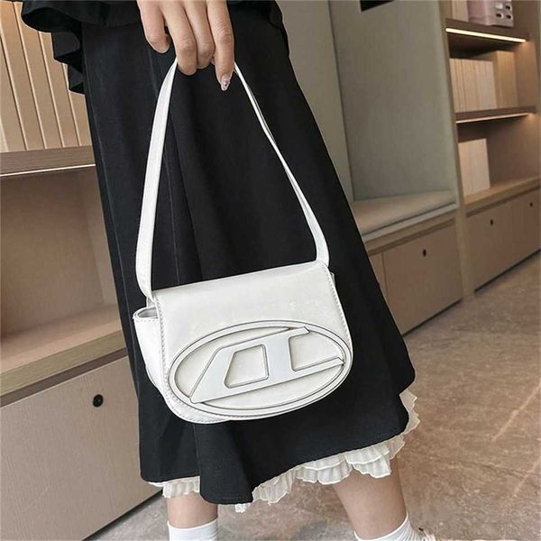 2023 xiaozhong design dingdang portable underarm women's millennium spicy girl style silver shoulder crossbody bag 1rb
2023 xiaozhong design dingdang portable underarm women's millennium spicy girl style silver shoulder crossbody bag 1rb