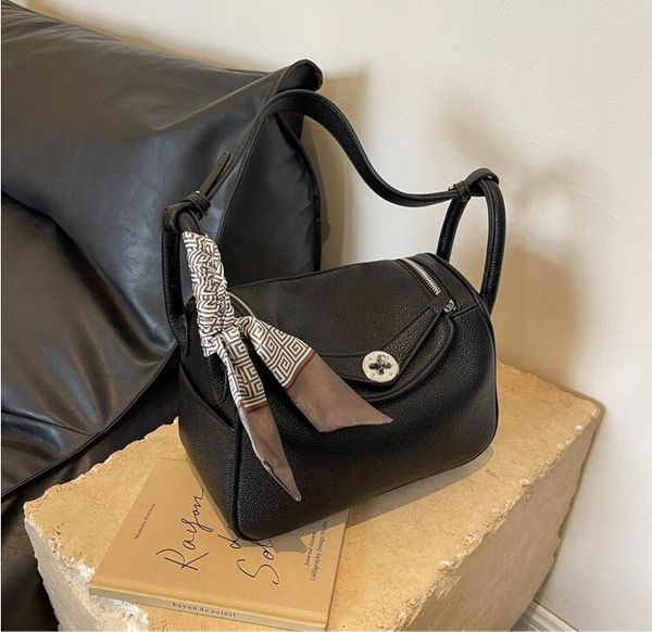 luxury designer new messenger bags leather leisure female bag shoulder bag elegant handbag purses for women
luxury designer new messenger bags leather leisure female bag shoulder bag elegant handbag purses for women