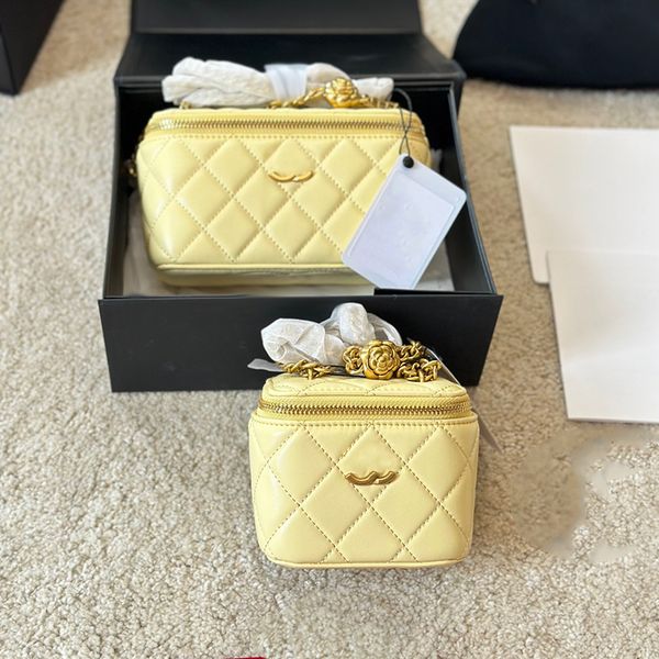 23ss womens makeup bag sheepskin diamond check gold hardware metal handbag matelasse chain crossbody bags camellia gold ball money sacoche m
23ss womens makeup bag sheepskin diamond check gold hardware metal handbag matelasse chain crossbody bags camellia gold ball money sacoche m