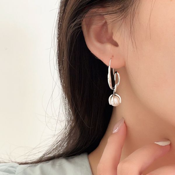 fashion classic s925 sterling silver earrings french retro pearl earrings new niche line design irregular twisted earrings, Golden;silver
fashion classic s925 sterling silver earrings french retro pearl earrings new niche line design irregular twisted earrings, Golden;silver