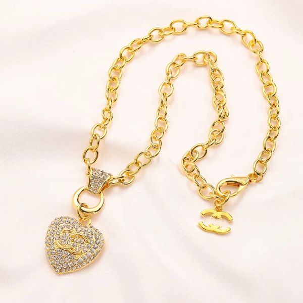 Women Luxury Brand Designer Letter Pendant Necklaces Simple 18K Gold Plated Crysatl Pearl Rhinestone Sweater Newklace Wedding Party Jewerlry Accessories Gift
Women Luxury Brand Designer Letter Pendant Necklaces Simple 18K Gold Plated Crysatl Pearl Rhinestone Sweater Newklace Wedding Party Jewerlry Accessories Gift