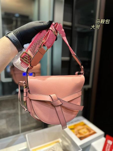 2023 new saddle bag, large size, small size, versatile fashion designer shoulder crossbody bag, online popular women's bag, half-moon bag, easy to control, gift box packaging
2023 new saddle bag, large size, small size, versatile fashion designer shoulder crossbody bag, online popular women's bag, half-moon bag, easy to control, gift box packaging