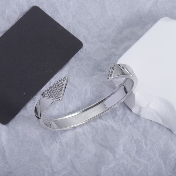 Designer Bracelet Letter Triangle Diamond Embedding Fashion Style bracelet Boutique Jewelry-1
Designer Bracelet Letter Triangle Diamond Embedding Fashion Style bracelet Boutique Jewelry-1