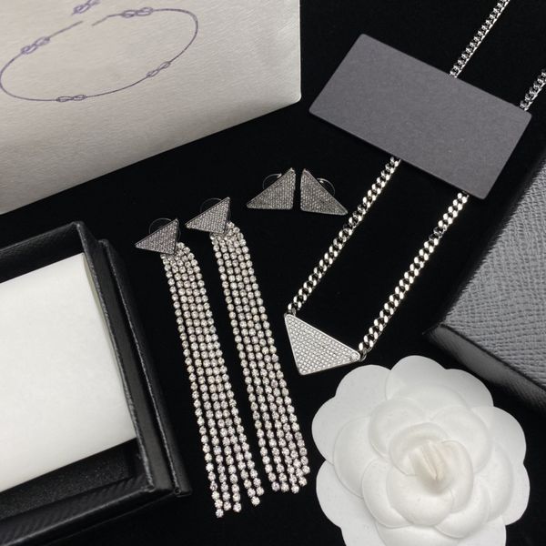New Letter Triangle Diamond Embedding Fashion Temperament Necklace Necklace Designer Jewelry-1
New Letter Triangle Diamond Embedding Fashion Temperament Necklace Necklace Designer Jewelry-1
