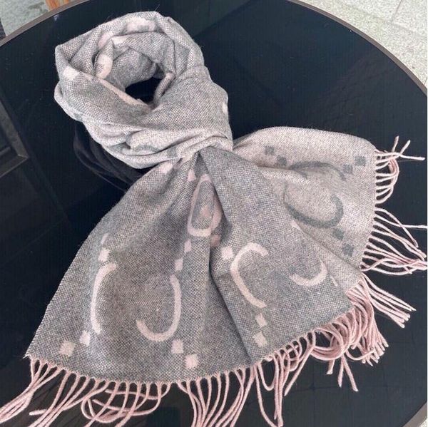 Cashmere Scarves Designer Scarf for Women Full Letter Printed Shawl Soft Touch Warm Wraps with Tags Autumn Winter Long Shawls 7colors URS2
Cashmere Scarves Designer Scarf for Women Full Letter Printed Shawl Soft Touch Warm Wraps with Tags Autumn Winter Long Shawls 7colors URS2