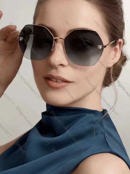 Fashion Designer Cool sunglasses New Kajia frameless large frame for male and female pilots fashionable trendy personalized glasses Counter quality
Fashion Designer Cool sunglasses New Kajia frameless large frame for male and female pilots fashionable trendy personalized glasses Counter quality