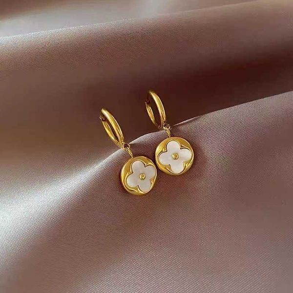 Designer earrings four-leaf Clover luxury top jewelry Earrings Cool Style Gold Earrings Inlaid with Fritillaria Simple and Versatile Style Valentine's Jewelry gift
Designer earrings four-leaf Clover luxury top jewelry Earrings Cool Style Gold Earrings Inlaid with Fritillaria Simple and Versatile Style Valentine's Jewelry gift