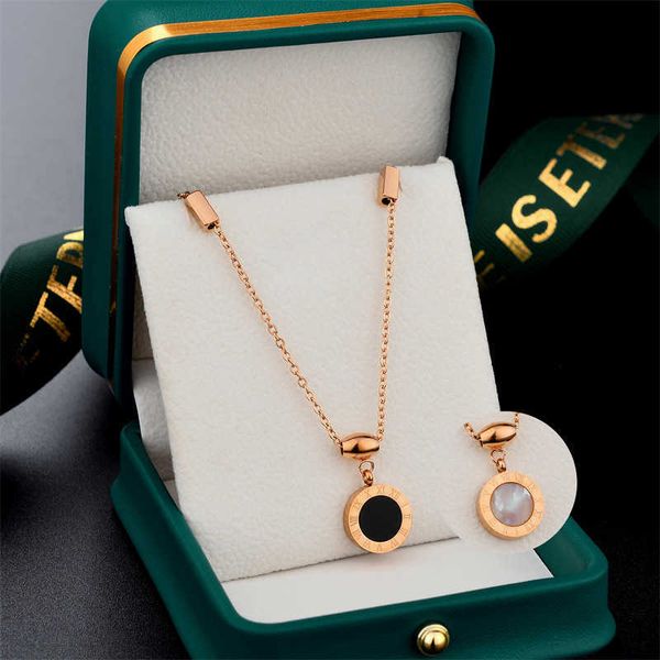 Designer necklace four-leaf Clover luxury top jewelry Titanium steel Clover Necklace women's fashion indelible Roman letter cool wind design Jewelry gift Van Clee, 8880 roman circle
Designer necklace four-leaf Clover luxury top jewelry Titanium steel Clover Necklace women's fashion indelible Roman letter cool wind design Jewelry gift Van Clee, 8880 roman circle