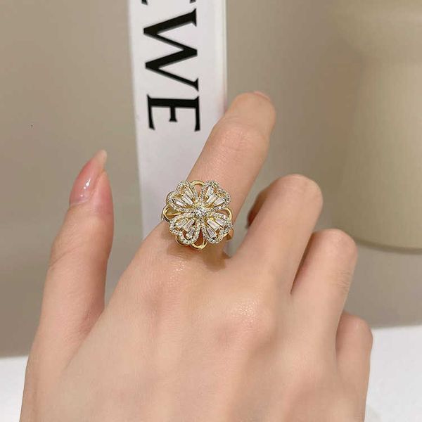 Designer ring four-leaf Clover luxury top jewelry Rotating Ring for Women Luxury Exquisite High Grade Micro Set Zircon Flower Opening Ring Jewelry gift Van Clee
Designer ring four-leaf Clover luxury top jewelry Rotating Ring for Women Luxury Exquisite High Grade Micro Set Zircon Flower Opening Ring Jewelry gift Van Clee