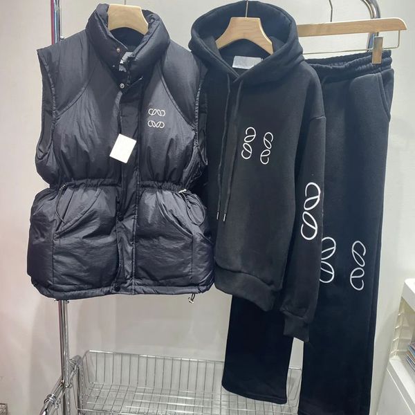 Womens Three-piece Sets Designer Winter Tracksuits Fashion Jogging Suit Classic Logo Sleevless Coat+Hooded Hoodie+Long Pants
Womens Three-piece Sets Designer Winter Tracksuits Fashion Jogging Suit Classic Logo Sleevless Coat+Hooded Hoodie+Long Pants