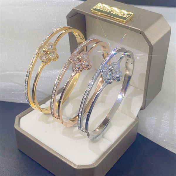 Designer bracelet four-leaf Clover luxury top jewelry New open Bracelet lucky clover titanium steel fashion female Rose Gold Van Clee Valentine's Day gift jewelry
Designer bracelet four-leaf Clover luxury top jewelry New open Bracelet lucky clover titanium steel fashion female Rose Gold Van Clee Valentine's Day gift jewelry