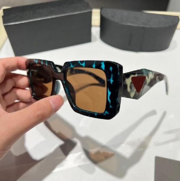 Summer Designer Sunglass with Letters Sun Glasses for Men Woman Unisex Goggle Popular Eyewear Beach Sunglasses 6 Colors with Gift Box
Summer Designer Sunglass with Letters Sun Glasses for Men Woman Unisex Goggle Popular Eyewear Beach Sunglasses 6 Colors with Gift Box