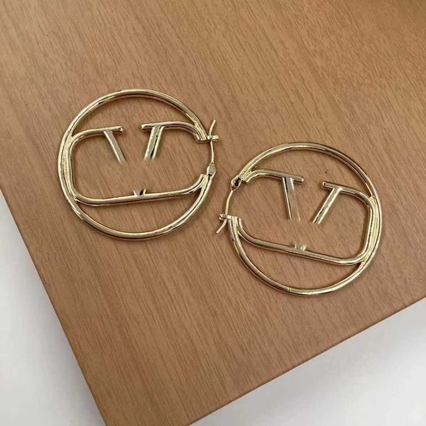 Designer Earrings letter V Luxury top jewelry Valentinolies Circular English Letter for Women Earrings Design Brass Material Earrings Street Style jewelry design
Designer Earrings letter V Luxury top jewelry Valentinolies Circular English Letter for Women Earrings Design Brass Material Earrings Street Style jewelry design