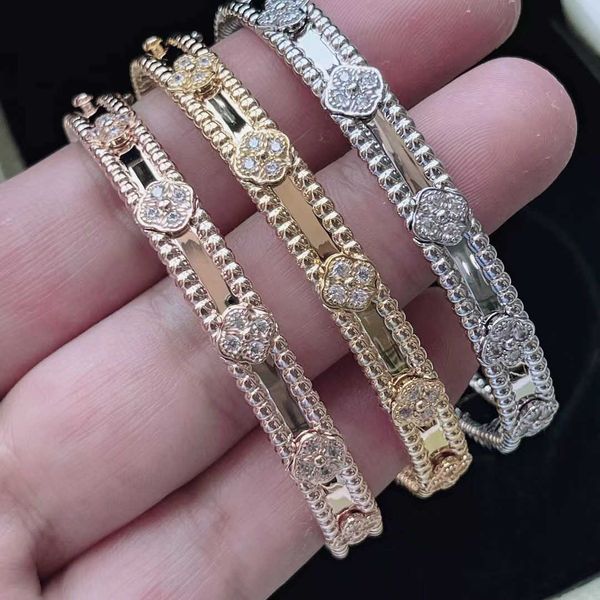 Designer Bracelet four-leaf Clover luxury top jewelry High Version Classic Diamond bracelet V Gold Ornament 18K Rose Van Clee gift
Designer Bracelet four-leaf Clover luxury top jewelry High Version Classic Diamond bracelet V Gold Ornament 18K Rose Van Clee gift