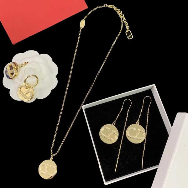 Designer Necklace Letter v Luxury Top Valentinolies jewelry V Letter Round Brand Necklace Earhook Earring Design 925 Silver Needle earrings Female accessories, Ear stud
Designer Necklace Letter v Luxury Top Valentinolies jewelry V Letter Round Brand Necklace Earhook Earring Design 925 Silver Needle earrings Female accessories, Ear stud