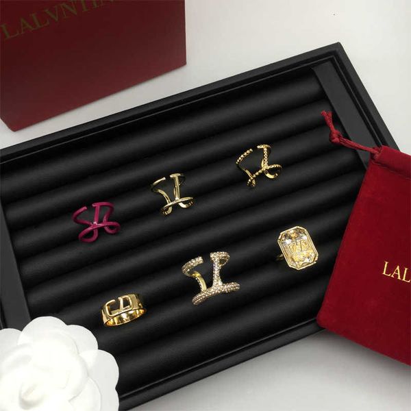 Designer Ring Letter v Luxury Top Valentinolies jewelry V-Ring Female Brass High Edition Temperament Full Diamond V-Letter Ring accessories Valentines Gift
Designer Ring Letter v Luxury Top Valentinolies jewelry V-Ring Female Brass High Edition Temperament Full Diamond V-Letter Ring accessories Valentines Gift