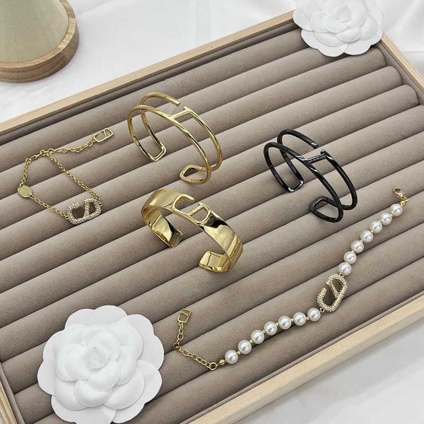 Designer Bracelet Letter v Luxury Valentinolies jewelry V Smooth Face Women's Light High Grade Feeling Sky Star Pearl accessories
Designer Bracelet Letter v Luxury Valentinolies jewelry V Smooth Face Women's Light High Grade Feeling Sky Star Pearl accessories