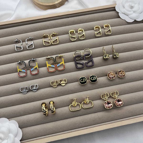 Designer earrings Letter v Luxury Top Valentinolies jewelry full diamond letter V earrings female 925 silver needle high version full sky star earrings accessories
Designer earrings Letter v Luxury Top Valentinolies jewelry full diamond letter V earrings female 925 silver needle high version full sky star earrings accessories