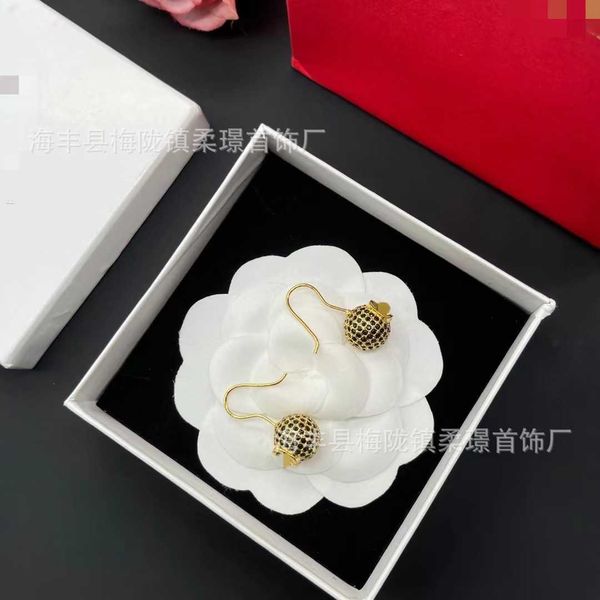 Designer Earrings letter V Luxury top jewelry Valentinolies Fashion Minimalist Geometric Shape Ball Inlaid Black Water Diamond Letter design
Designer Earrings letter V Luxury top jewelry Valentinolies Fashion Minimalist Geometric Shape Ball Inlaid Black Water Diamond Letter design