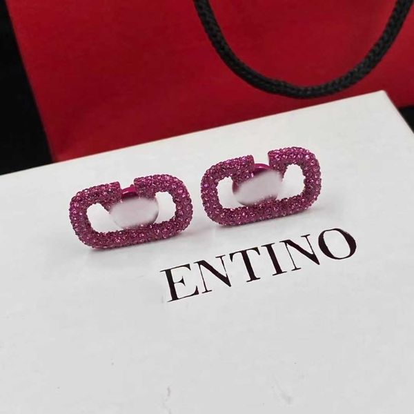 Designer Earrings letter V Luxury top jewelry Valentinolies Rose Red Full Diamond English Letter Brass Material Light Luxury Versatile Earrings Jewelry gift
Designer Earrings letter V Luxury top jewelry Valentinolies Rose Red Full Diamond English Letter Brass Material Light Luxury Versatile Earrings Jewelry gift