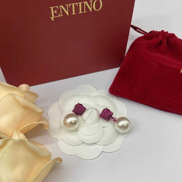 Designer Earrings letter V Luxury top jewelry Valentinolies New V Letter Pearl Silver Needle earrings Women's Fashion Versatile Earrings Jewelry gift high quality
Designer Earrings letter V Luxury top jewelry Valentinolies New V Letter Pearl Silver Needle earrings Women's Fashion Versatile Earrings Jewelry gift high quality