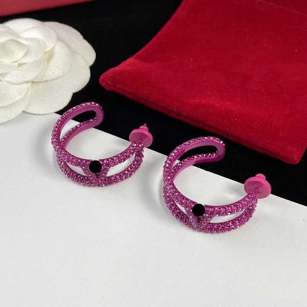 Designer Earrings letter V Luxury top for Women jewelry Valentinolies New V Letter Full Diamond Rose Red Silver Needle Earrings Advanced and Versatile Jewelry gift
Designer Earrings letter V Luxury top for Women jewelry Valentinolies New V Letter Full Diamond Rose Red Silver Needle Earrings Advanced and Versatile Jewelry gift