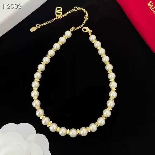Designer Necklace letter V Luxury top jewelry Valentinolies V-letter Pearl Necklace for Women Fashion Versatile and High end design collarbone chain Jewelry gift
Designer Necklace letter V Luxury top jewelry Valentinolies V-letter Pearl Necklace for Women Fashion Versatile and High end design collarbone chain Jewelry gift