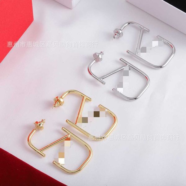 Designer Earrings letter V Luxury top jewelry Valentinolies Fashionable Versatile New 2023 Letter Design Brass Material High Grade Earrings Female Jewelry gift
Designer Earrings letter V Luxury top jewelry Valentinolies Fashionable Versatile New 2023 Letter Design Brass Material High Grade Earrings Female Jewelry gift