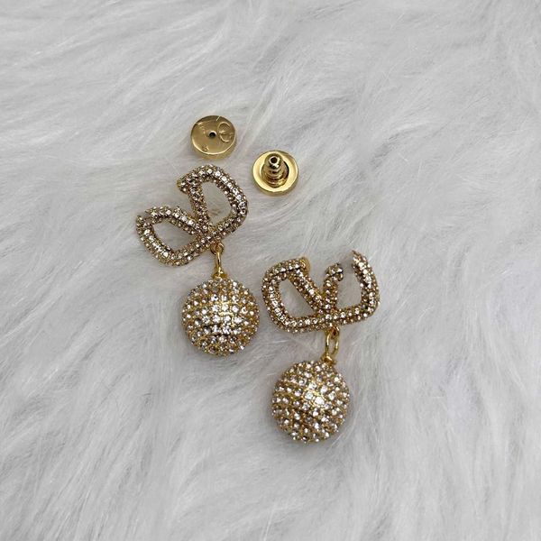 Designer Earrings letter V Luxury top jewelry Valentinolies Women Letter Light Full Diamond Round Ball Pendant Exquisite Premium Jewelry gift
Designer Earrings letter V Luxury top jewelry Valentinolies Women Letter Light Full Diamond Round Ball Pendant Exquisite Premium Jewelry gift