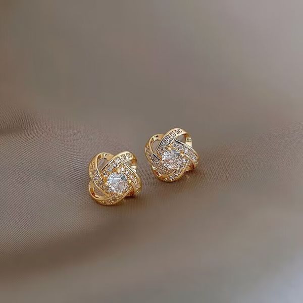 Classic Women Designer Earring 18K Gold waterdrop ear rings Square face Appear thin luxury earrings for women girls wedding gifts Sweat resistantes fade resistant
Classic Women Designer Earring 18K Gold waterdrop ear rings Square face Appear thin luxury earrings for women girls wedding gifts Sweat resistantes fade resistant