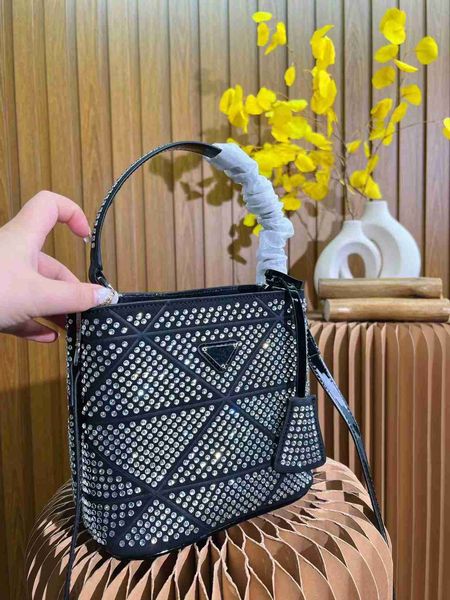 fashion bag designer shoulder bags women bucket handbag full diamond crystal handbags two colors lady crossbody purse female daily shopping
fashion bag designer shoulder bags women bucket handbag full diamond crystal handbags two colors lady crossbody purse female daily shopping