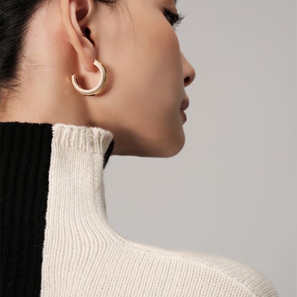 ins french fashion queen earrings stud niche design enamel drop glaze black gold color contrast all-match premium jewelry accessories, Golden;silver
ins french fashion queen earrings stud niche design enamel drop glaze black gold color contrast all-match premium jewelry accessories, Golden;silver