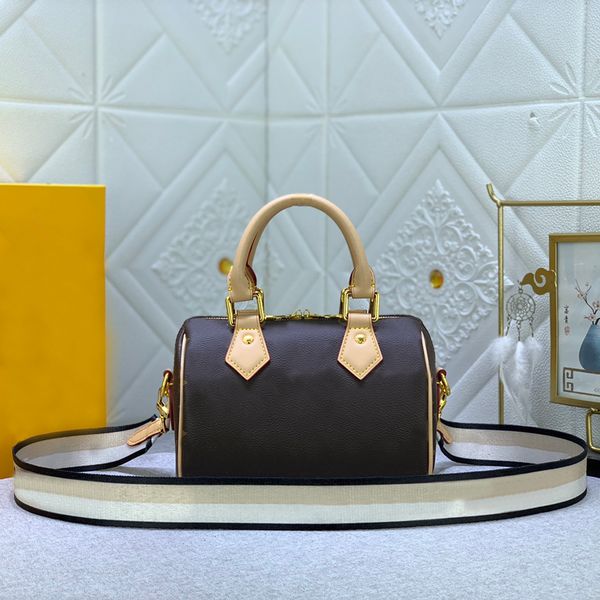 7a designer speedy travel bags gold lock presbyopia decoration detachable adjustable fabric strap crossbody tote
7a designer speedy travel bags gold lock presbyopia decoration detachable adjustable fabric strap crossbody tote