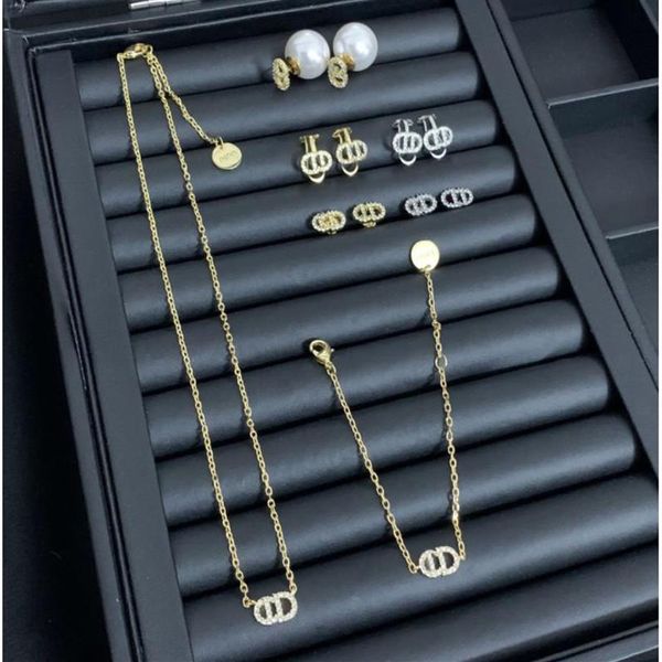 2020luxury jewelry letter earrings female internet celebrity mini ear clip high version necklace bracelet209o, Black
2020luxury jewelry letter earrings female internet celebrity mini ear clip high version necklace bracelet209o, Black