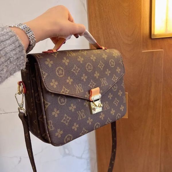 luxury designers embossing flower bag men handbag messenger genuine leather elegant womens shoulder crossbody bags m40780 m41465
luxury designers embossing flower bag men handbag messenger genuine leather elegant womens shoulder crossbody bags m40780 m41465