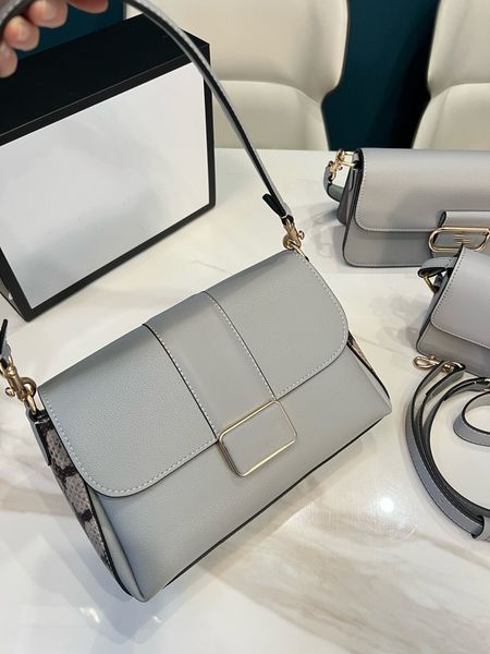 2022 white classic one shoulder bag is the favorite fashion choice of beauty collectors
2022 white classic one shoulder bag is the favorite fashion choice of beauty collectors