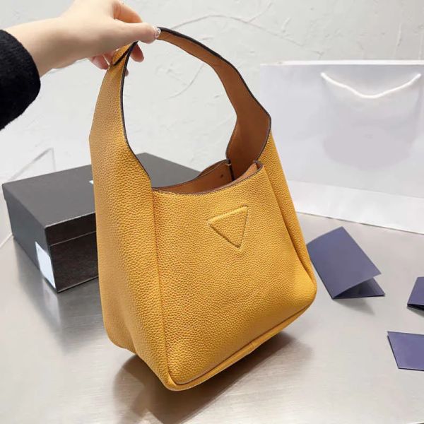 tote bag women luxurys handbags vintage crossbody bags women shoulder leather basket 221128, Black;red
tote bag women luxurys handbags vintage crossbody bags women shoulder leather basket 221128, Black;red