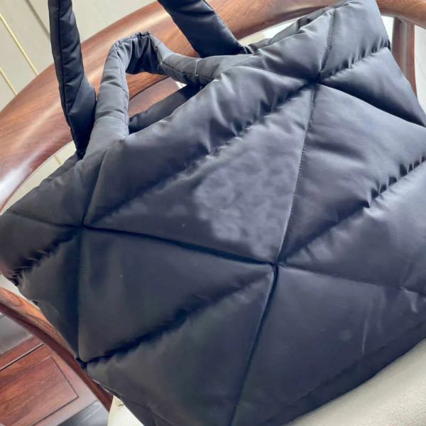 designer bags winter practical black handbag large capacity shoulder soft cotton down shopping bag luxury outdoor wallets 221019, Black;red
designer bags winter practical black handbag large capacity shoulder soft cotton down shopping bag luxury outdoor wallets 221019, Black;red