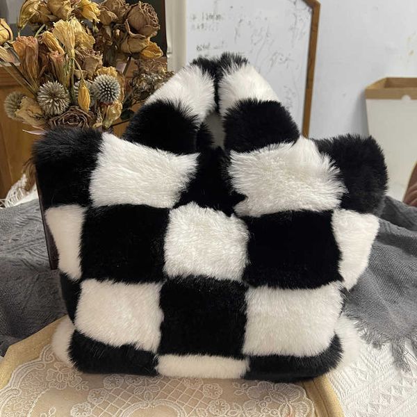 totes fashion black white plaid plush bag winter new faux fur women tote furry handbag luxury female dinner handbags 230103
totes fashion black white plaid plush bag winter new faux fur women tote furry handbag luxury female dinner handbags 230103