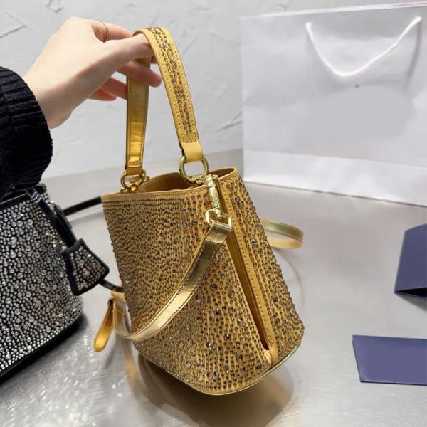 shoulder bag women luxurys handbags bling crossbody evening clutch crystal embellished diamond bucket wallets 221210, Black;red
shoulder bag women luxurys handbags bling crossbody evening clutch crystal embellished diamond bucket wallets 221210, Black;red