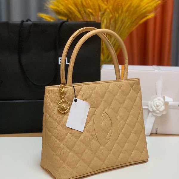 aaaaa fashion designer woman bag women shoulder handbag purse original box genuine leather cross body chain high grade quality little fragra
aaaaa fashion designer woman bag women shoulder handbag purse original box genuine leather cross body chain high grade quality little fragra