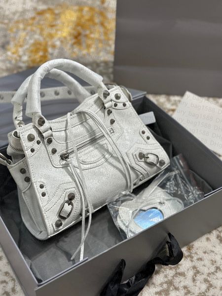 7a women bag tote motorcycle bag handbag retro cowhide metal rivet style crossbody casual buckle commuter
7a women bag tote motorcycle bag handbag retro cowhide metal rivet style crossbody casual buckle commuter